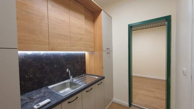 Tirane, jepet me qera zyre Kati 1, 120 m² 1.300 Euro (Ish Blloku)