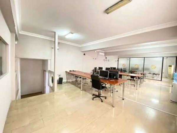 Tirane, jepet me qera zyre Kati 1, 190 m² 1.300 Euro (Mine Peza)
