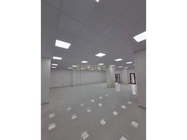 Tirane, jepet me qera ambjent biznesi Kati 1, 296 m² 2.400 Euro (Farmacia 10)