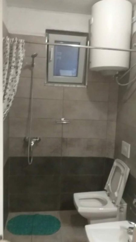 Tirane, jepet me qera shtepi 1+1 Kati 1, 70 m² 350 Euro (rruga Hoxha Tahsim)