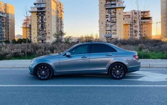 Tirane, shes makine Mercedes-Benz 220 Viti 2008, 7.000 Euro