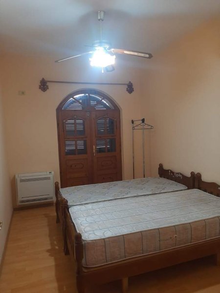 Tirane, jepet me qera Vile 5+1+A Kati 4, 860 m² 1.400 Euro