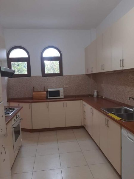 Tirane, jepet me qera Vile 5+1+A Kati 4, 860 m² 1.400 Euro