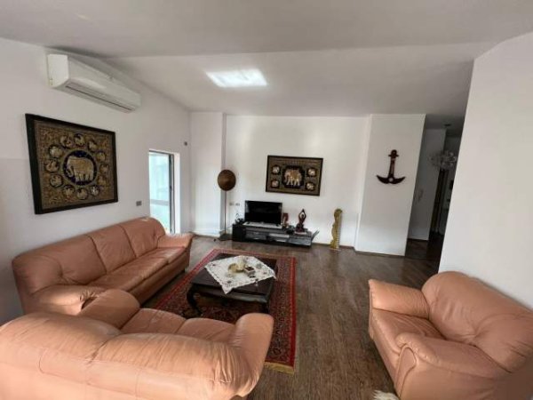 Tirane, jepet me qera apartament 2+1+BLK Kati 9, 210 m² 600 Euro (Komuna e Parisit)