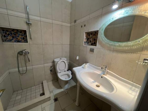 Tirane, jepet me qera apartament 2+1+BLK Kati 9, 210 m² 600 Euro (Komuna e Parisit)