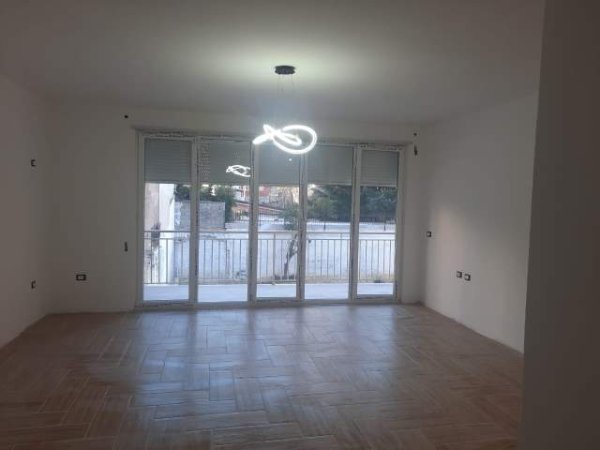 Tirane, jepet me qera Kati 2, 600 Euro
