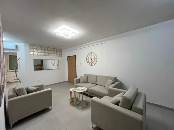 Disponojme ambient 2+1 me qira te "Myslym Shyri"