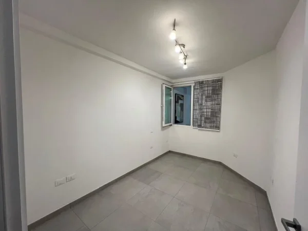 Disponojme ambient 2+1 me qira te "Myslym Shyri"