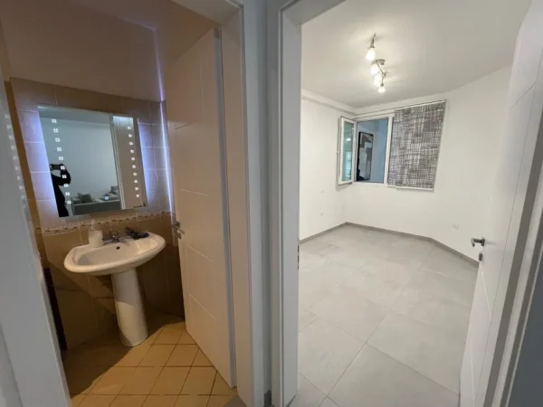 Disponojme ambient 2+1 me qira te "Myslym Shyri"