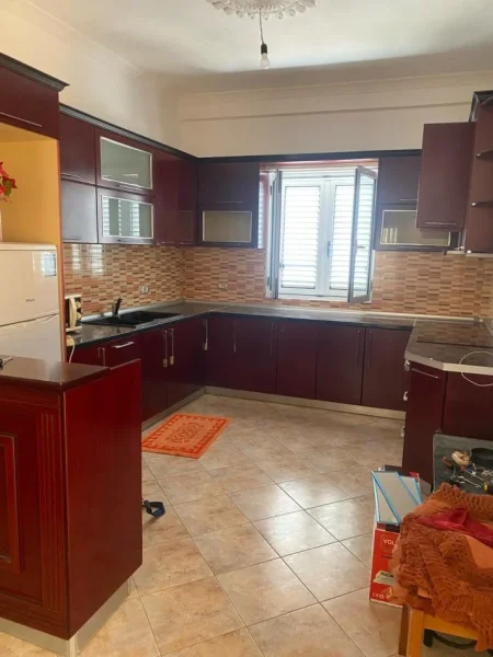 Tirane, jepet me qera apartament 3+1 Kati 1, 140 m² 500 € (Selite, afer Rezidences “Euro 3D”.)
