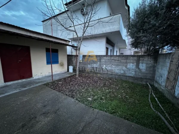 Tirane, shitet shtepi 1 Katshe , 210 m² 100.000 € (Kthesa e Kamzes, tek 3-shi)