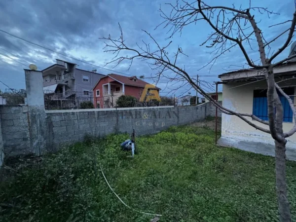 Tirane, shitet shtepi 1 Katshe , 210 m² 100.000 € (Kthesa e Kamzes, tek 3-shi)