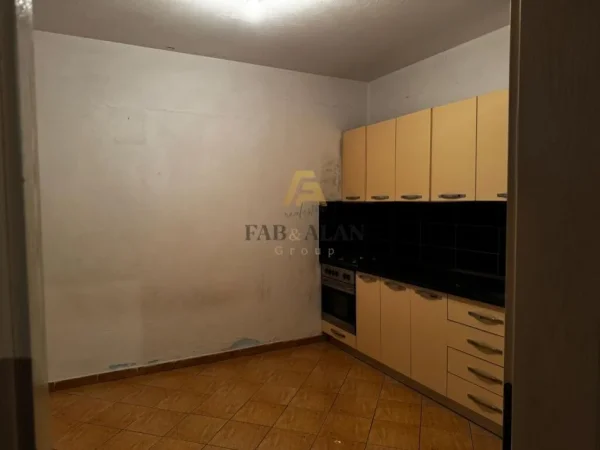 Tirane, shitet shtepi 1 Katshe , 210 m² 100.000 € (Kthesa e Kamzes, tek 3-shi)