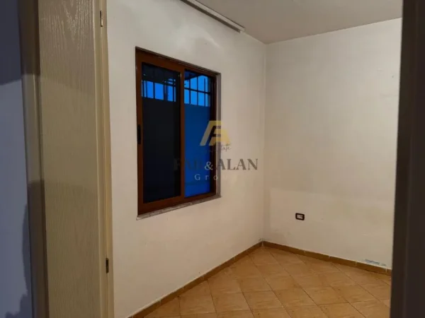 Tirane, shitet shtepi 1 Katshe , 210 m² 100.000 € (Kthesa e Kamzes, tek 3-shi)