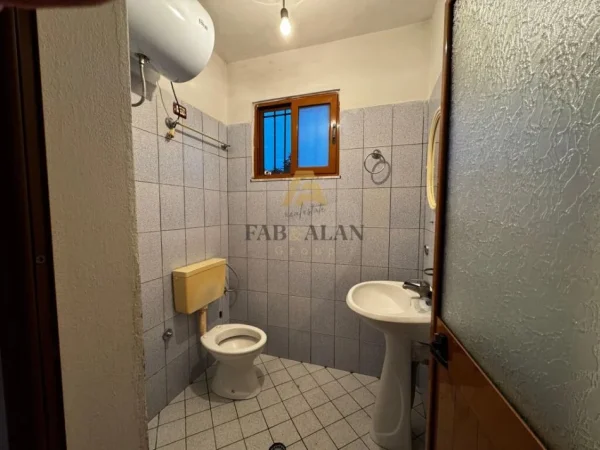 Tirane, shitet shtepi 1 Katshe , 210 m² 100.000 € (Kthesa e Kamzes, tek 3-shi)