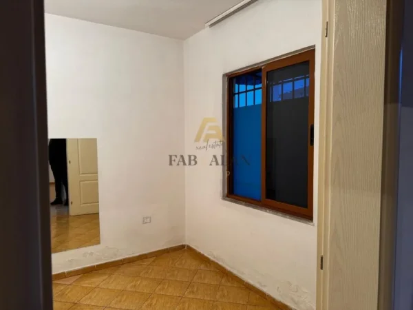 Tirane, shitet shtepi 1 Katshe , 210 m² 100.000 € (Kthesa e Kamzes, tek 3-shi)