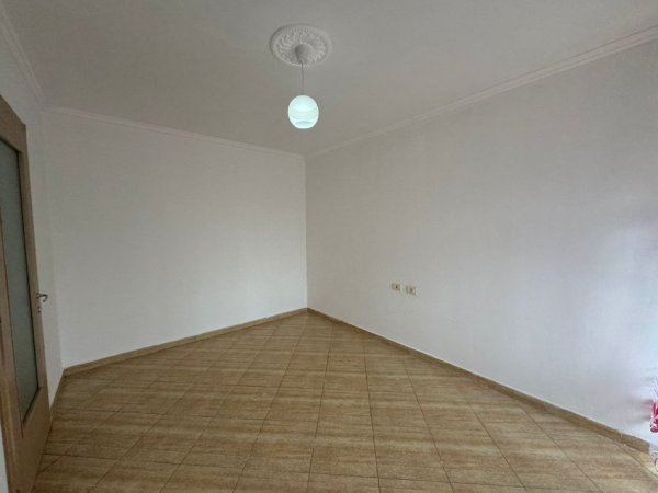 Tirane, shitet apartament 1+1+Ballkon Kati 3, 79 m² 93.000 € (Freske,prane restorant Fresku)