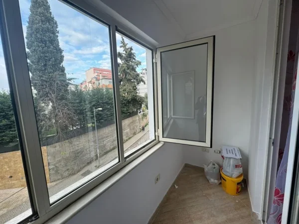 Tirane, shitet apartament 1+1+Ballkon Kati 3, 79 m² 93.000 € (Freske,prane restorant Fresku)