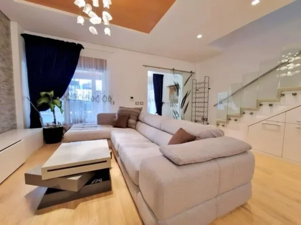 Tirane, shitet 𝘚𝘶𝘱𝘦𝘳 𝘝𝘪𝘭𝘦 3-𝘬𝘢𝘵𝘦𝘴𝘩𝘦 4+1 , 276 m² (Rezidence banimi TEG)