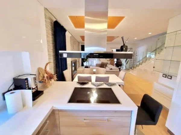 Tirane, shitet 𝘚𝘶𝘱𝘦𝘳 𝘝𝘪𝘭𝘦 3-𝘬𝘢𝘵𝘦𝘴𝘩𝘦 4+1 , 276 m² (Rezidence banimi TEG)