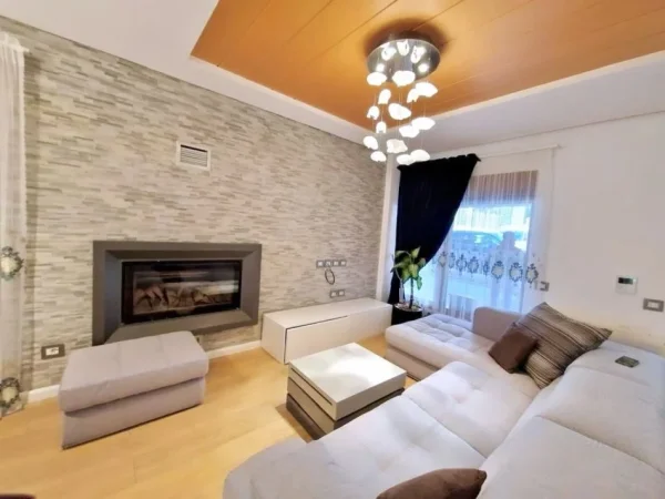 Tirane, shitet 𝘚𝘶𝘱𝘦𝘳 𝘝𝘪𝘭𝘦 3-𝘬𝘢𝘵𝘦𝘴𝘩𝘦 4+1 , 276 m² (Rezidence banimi TEG)