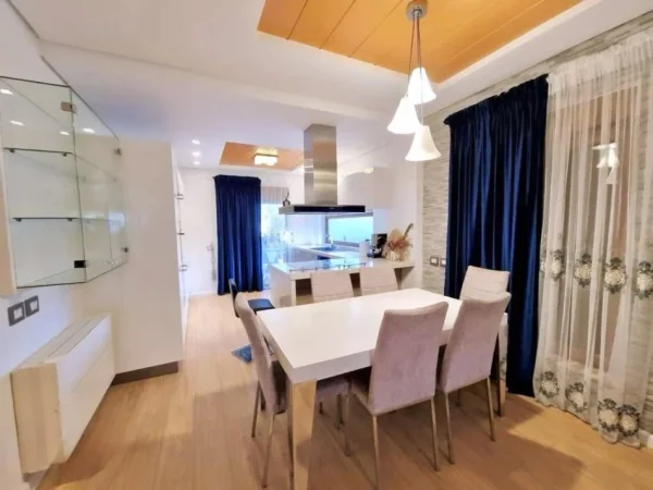 Tirane, shitet 𝘚𝘶𝘱𝘦𝘳 𝘝𝘪𝘭𝘦 3-𝘬𝘢𝘵𝘦𝘴𝘩𝘦 4+1 , 276 m² (Rezidence banimi TEG)