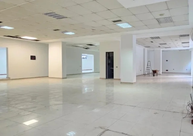Tirane, jepet me qera ambjent biznesi Kati 0, 275 m² 320.000 € (Komuna e Parisit,rruga Petro Korcari)
