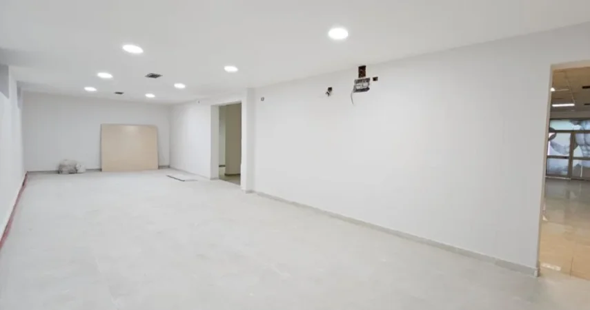 Tirane, jepet me qera ambjent biznesi Kati 0, 275 m² 320.000 € (Komuna e Parisit,rruga Petro Korcari)