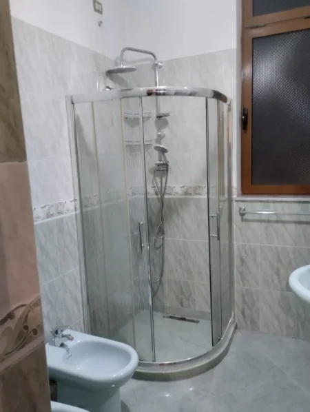 Tirane, jepet me qera apartament 3+1 Kati 2, 145 m² 600 € (Qyteti Studenti, Zyra Posta Tirana 13.)