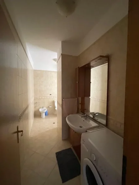 Tirane, jepet me qera apartament 2+1 Kati 8, 145 m² 800 € (Bllok,rruga Nikoll Tupe)
