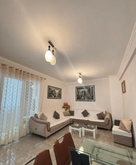 Tirane, jepet me qera apartament 1+1 Kati 2, 75 m² 500 € (Shkolla e Kuqe)