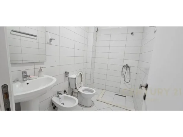Tirane, jepet me qera apartament 2+1+Aneks+Ballkon Kati 1, 90 m² 600 € (Don Bosko)