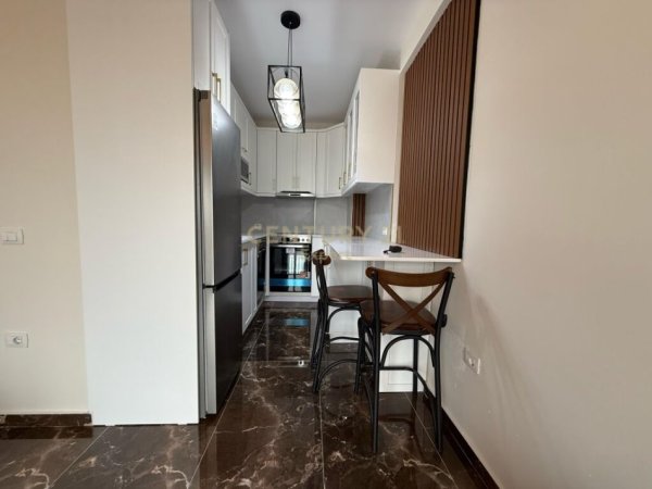 Tirane, jepet me qera apartament 1+1+Aneks+Ballkon Kati 8, 70 m² 800 € (Rruga e Durresit)