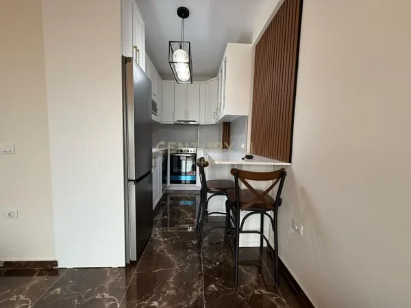 Tirane, jepet me qera apartament 1+1+Aneks+Ballkon Kati 8, 70 m² 800 € (Rruga e Durresit)