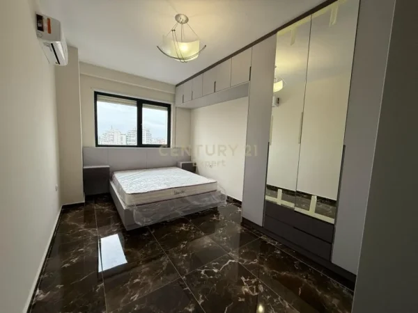 Tirane, jepet me qera apartament 1+1+Aneks+Ballkon Kati 8, 70 m² 800 € (Rruga e Durresit)