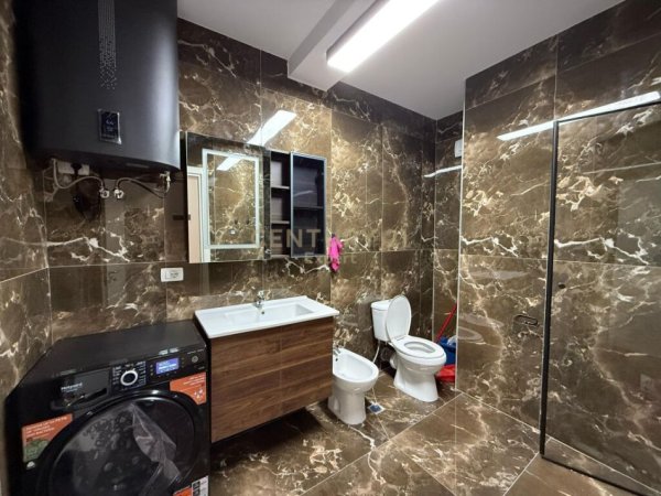 Tirane, jepet me qera apartament 1+1+Aneks+Ballkon Kati 8, 70 m² 800 € (Rruga e Durresit)