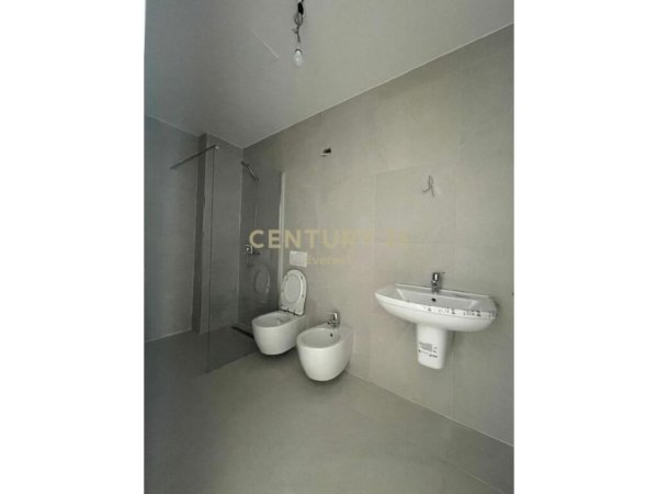 Tirane, jepet me qera apartament 2+1+Aneks+Ballkon Kati 11, 135 m² 150 € (Lake View)