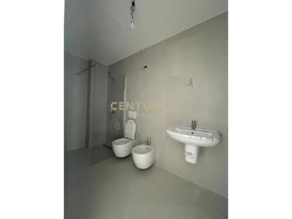 Tirane, jepet me qera zyre Kati 11, 135 m² 1.500 € (Lake View)