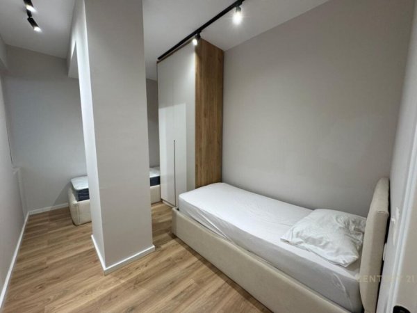 Tirane, jepet me qera apartament 2+1+Aneks+Ballkon Kati 3, 90 m² 900 € (Globe)