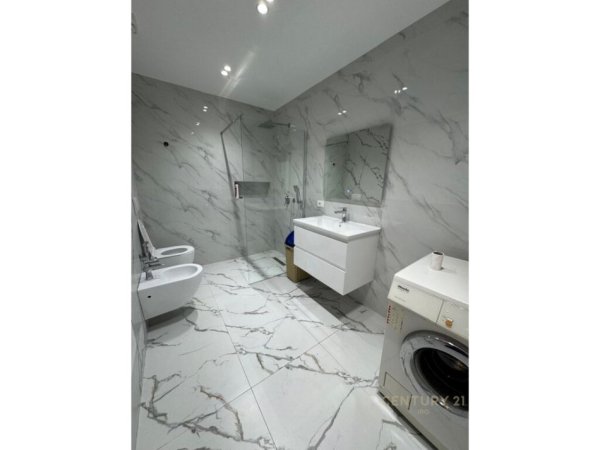 Tirane, jepet me qera apartament 2+1+Aneks+Ballkon Kati 3, 90 m² 900 € (Globe)