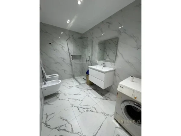 Tirane, jepet me qera apartament 2+1+Aneks+Ballkon Kati 3, 90 m² 900 € (Globe)