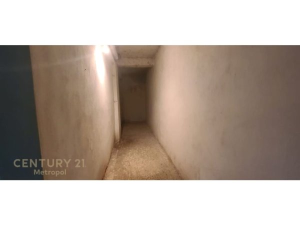 Tirane, shes garazh , 320 m² 210.000 € (Pazari i Ri)