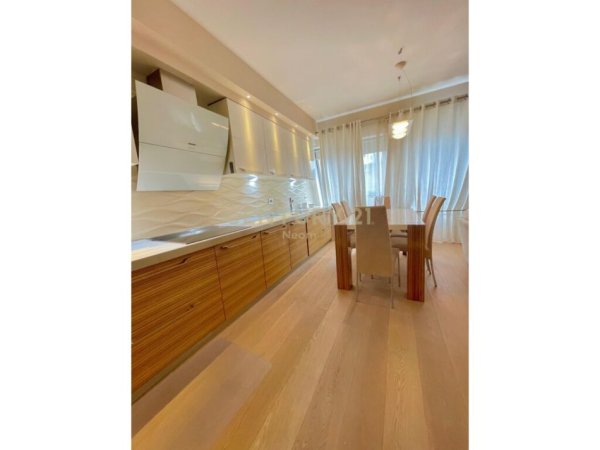 Tirane, jepet me qera apartament 3+1+Aneks+Ballkon Kati 4, 135 m² 1.800 € (Bllok)