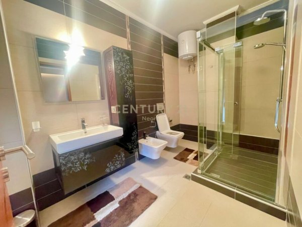 Tirane, jepet me qera apartament 3+1+Aneks+Ballkon Kati 4, 135 m² 1.800 € (Bllok)