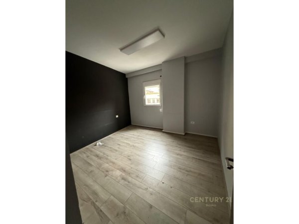 Tirane, jepet me qera zyre Kati 2, 140 m² 850 € (Myslym Shyri)