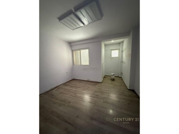 Tirane, jepet me qera zyre Kati 2, 140 m² 850 € (Myslym Shyri)
