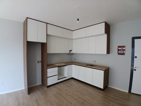 Tirane, jepet me qera apartament 1+1+Ballkon Kati 7, 77 m² 500 € (5 MAJI)