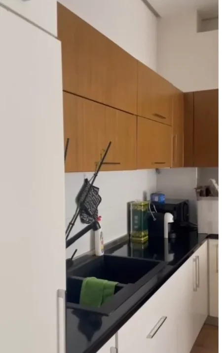 Tirane, shitet apartament 1+1+Ballkon Kati 5, 82 m² 170.000 € (Kopshti Botanik)