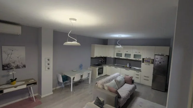 Tirane, jepet me qera apartament 1+1+Ballkon Kati 2, 71 m² 600 € (JORDAN MISJA)