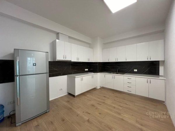 Tirane, jepet me qera zyre Kati 5, 116 m² 1.250 € (Bllok/Juridiku)